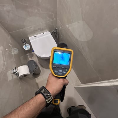 מכשיר לגילוי נזילות בשירותים עם מסך תצוגה