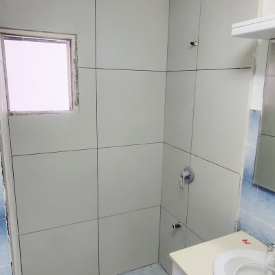 חדר אמבטיה עם אריחים חדשים וכיור