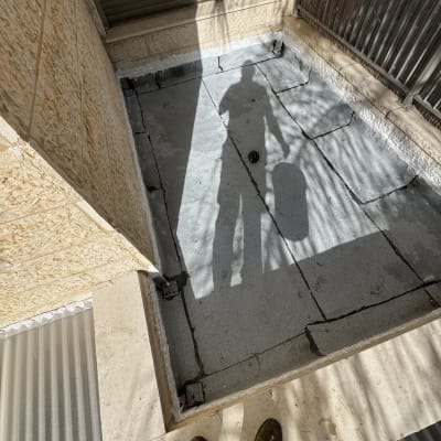 איטום גג עם חומרי איטום ובגדי עבודה