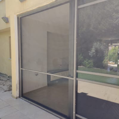 חלון אלומיניום גדול עם מסגרת אפורה