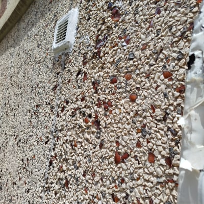 קיר מחוספס עם פתח אוורור לבן