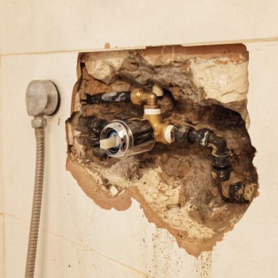 צנרת חשופה בקיר עם ברז מתכת