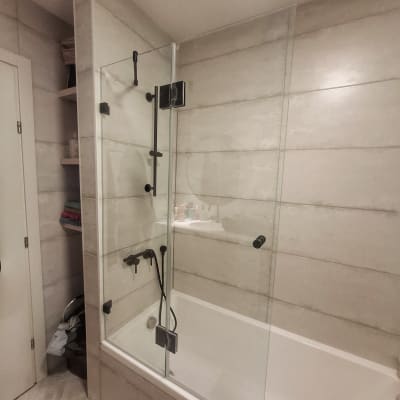 מקלחת עם דלת זכוכית וברזים שחורים