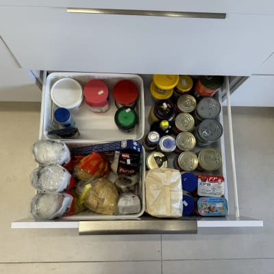 מגירת מטבח מאורגנת עם קופסאות שימורים ותבלינים