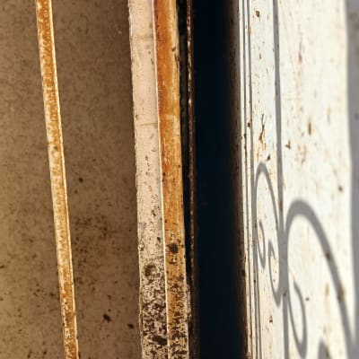 חלון מלוכלך עם חלודה ולכלוך