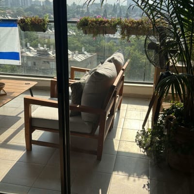 דלת אלומיניום מזכוכית במרפסת עם צמחים