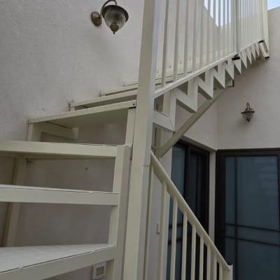 מדרגות חיצוניות עם מעקה מתכת לבן