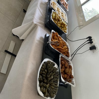 מגשי אוכל עם עלי גפן, מאפים ותפוחי אדמה קטנים.