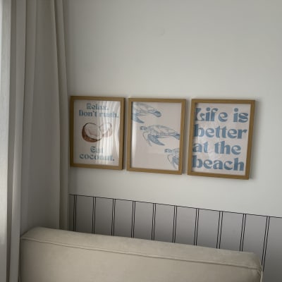 תמונות ממוסגרות על קיר עם כיתוב באנגלית