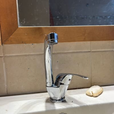 ברז כיור עם סבון על השיש