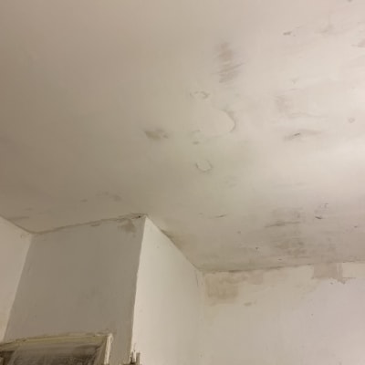 קיר ותקרה עם סימני תיקון וצביעה