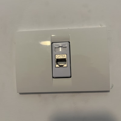 שקע רשת CAT6A על קיר לבן