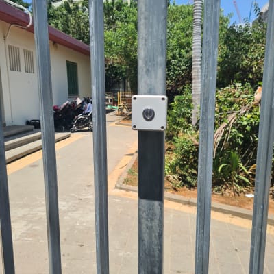 לחצן אינטרקום מותקן על גדר מתכת