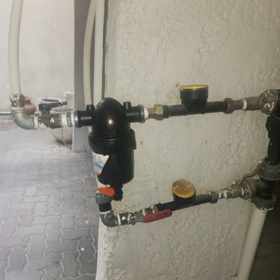 התקנת מסנן מים על צנרת מים ראשית בקיר חיצוני