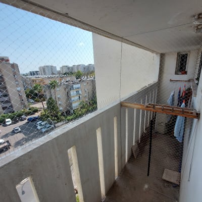רשת למניעת כניסת יונים במרפסת בניין