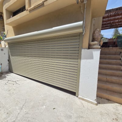 תריס אלומיניום סגור ליד גרם מדרגות