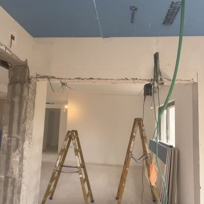 סולמות וחוטי חשמל באתר בנייה