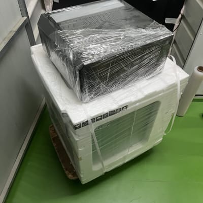 מכשירים עטופים בניילון על משטח ירוק