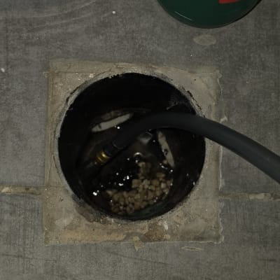 צינור ניקוז עם חומרי ניקוי סביבו