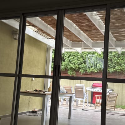 שולחן עם כלי עבודה לצביעה במרפסת