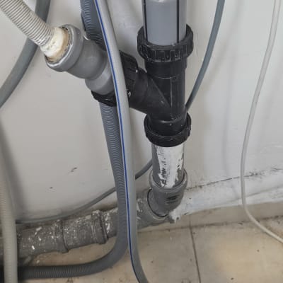 צינורות ותשתית אינסטלציה על קיר