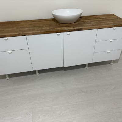 ארון מטבח עם משטח עץ וכיור לבן