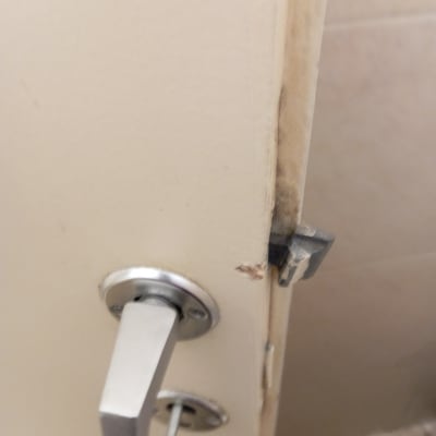 ידית דלת מתכתית עם מנעול פתוח