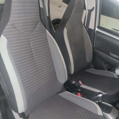 מושבי רכב נקיים לאחר ניקוי