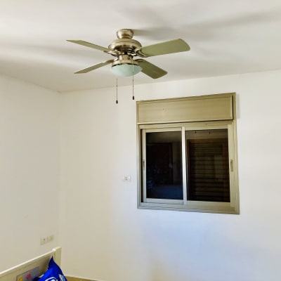 מאוורר תקרה מותקן בחדר עם חלון