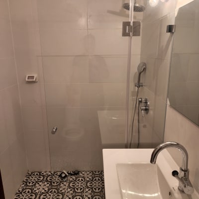 מקלחת עם ראש גשם ודלת זכוכית