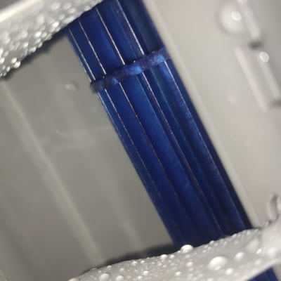 תמונה של חלק פנימי של מזגן עם טיפות מים