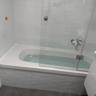 אמבטיה עם חיפוי זכוכית ודלת הזזה