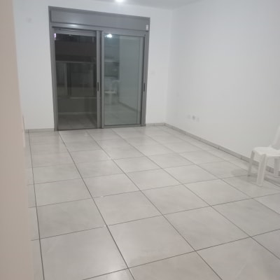 רצפה נקייה עם אריחים מבריקים בחדר ריק