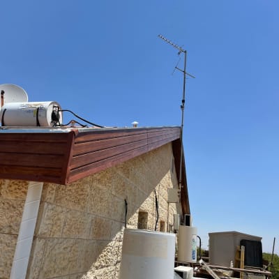 גג עם דוד שמש ואנטנה, צינורות וחוטים