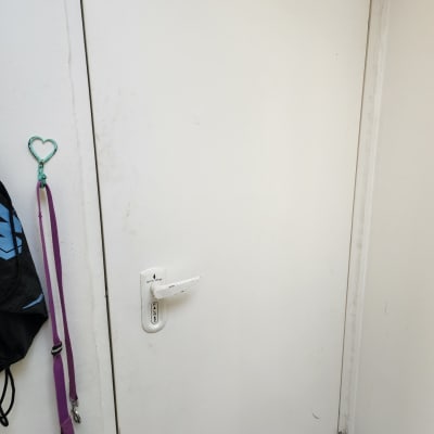 דלת עם מנעול ולולאה לתליית מפתחות