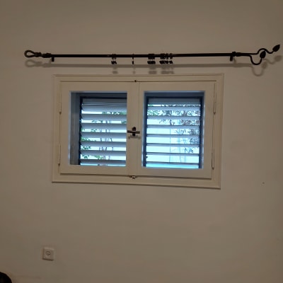 חלון זכוכית עם תריסים פנימיים