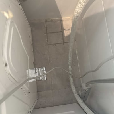 צינור ייבוש מחובר למכונת כביסה