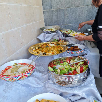 מגוון סלטים ומנות חמות על שולחן קייטרינג