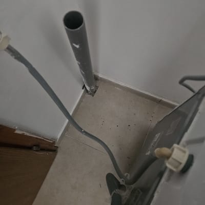 צינור מים וחיבורים ליד מכונת כביסה