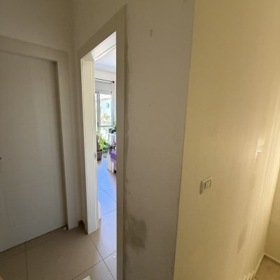 מסדרון עם קיר צבוע וכלי עבודה על הרצפה