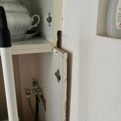 ארון מטבח עם דלת פגומה ותיקון נדרש