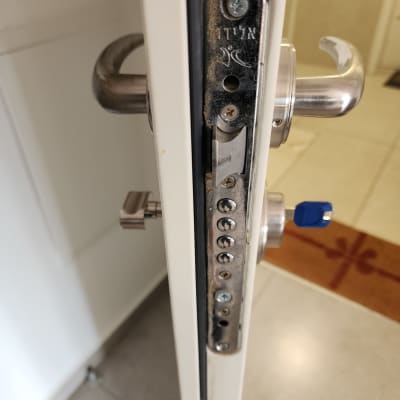 מנעול דלת עם ידית וכפתור נעילה