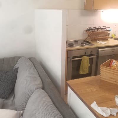 מטבח וסלון עם תנור וכיריים