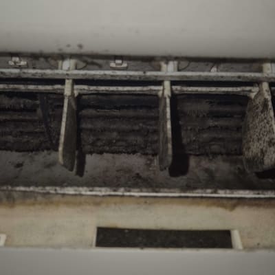 תריסי מזגן מלוכלכים עם אבק ולכלוך