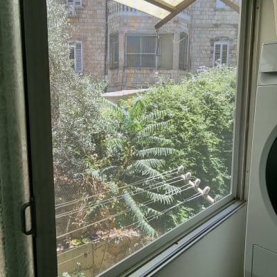 מסגרת חלון אלומיניום עם רשת שקופה