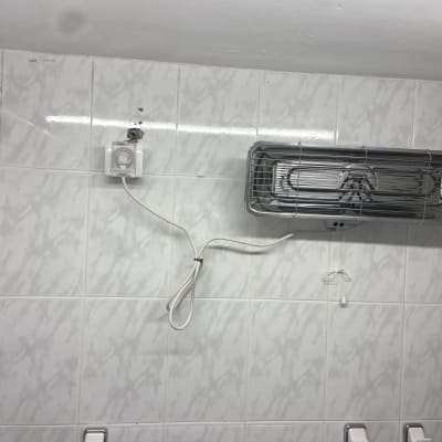 תנור חימום מותקן על קיר בחדר אמבטיה