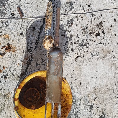 חלקי דוד שמש ישנים ומלוכלכים על הקרקע