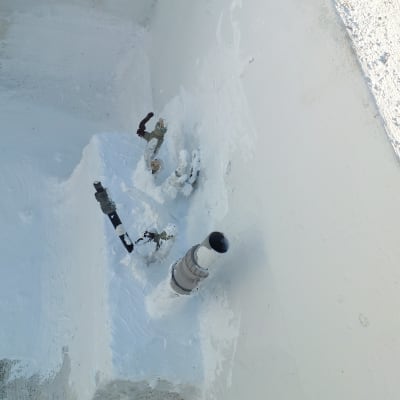 צינורות אטומים בחומר לבן על גג