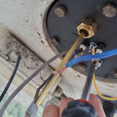 חיבורי חשמל בציוד סולארי עם חוטים וברגים