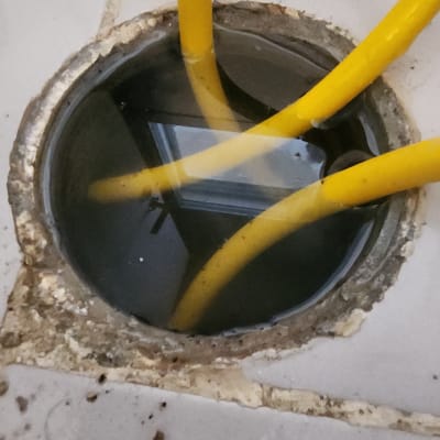 צינורות צהובים בתוך חור עם מים עומדים